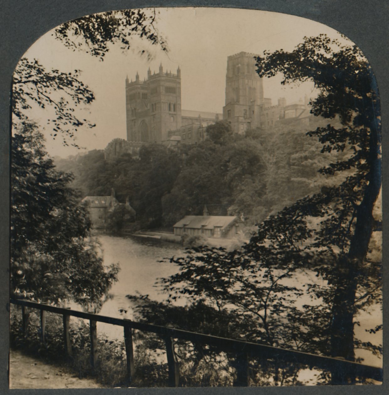 Durham katedrális – A folyó túloldaláról nézve, Anglia, 1910. alkotó: Unbekannt