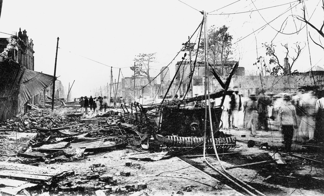 Földrengés okozta károk és egy leégett autó, King Street, Kingston, Jamaica, 1907 alkotó: Unbekannt