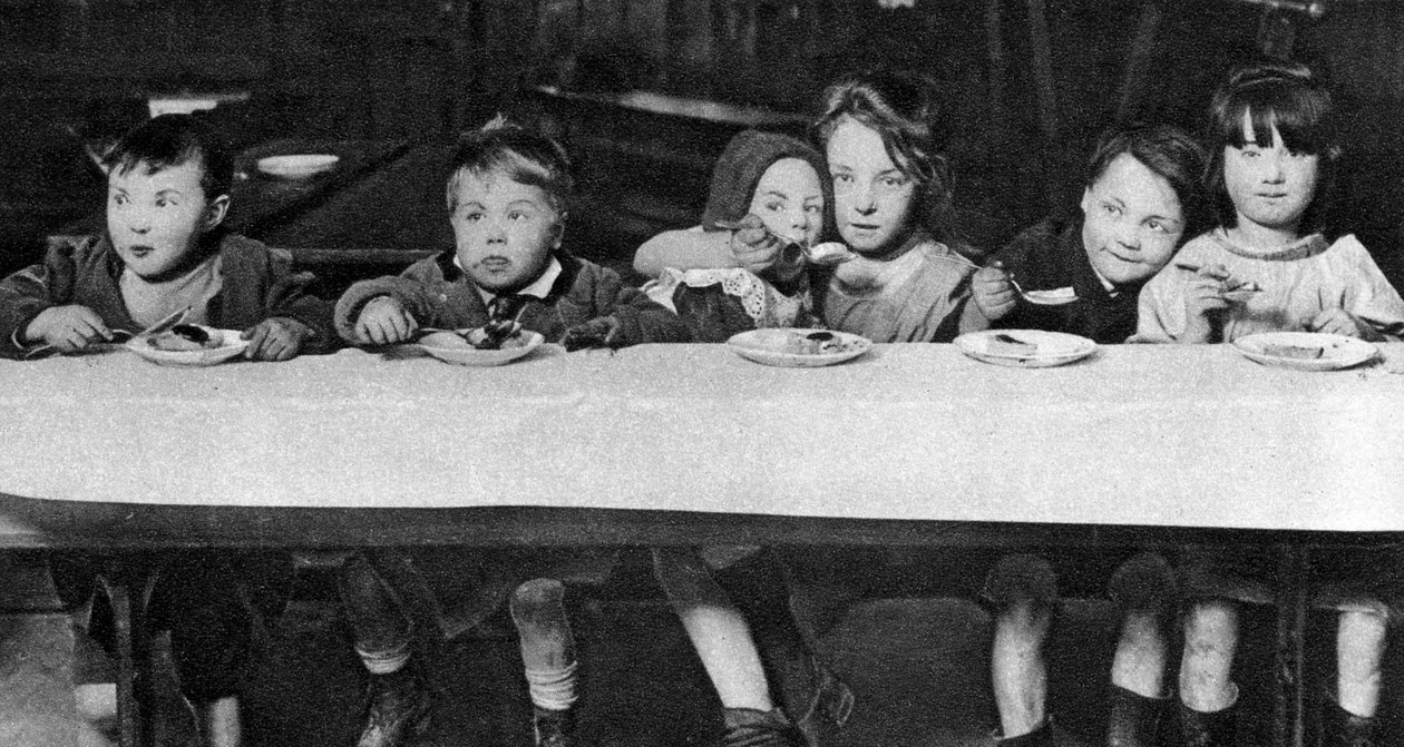 East End gyerekeket egy jótékonysági szervezet táplál, London, 1926-1927 alkotó: Unbekannt