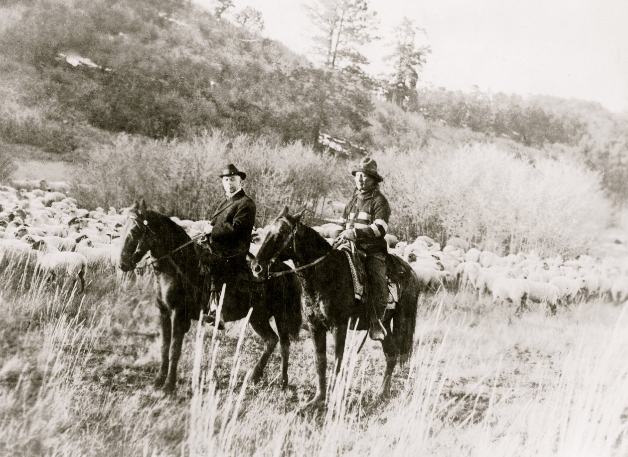 Edd Ladd, telivér apacs indián, az új-mexikói Jicarilla rezervátumból Cato Sells indián biztossal, lovon 1920-ban (fotó) alkotó: Unbekannt