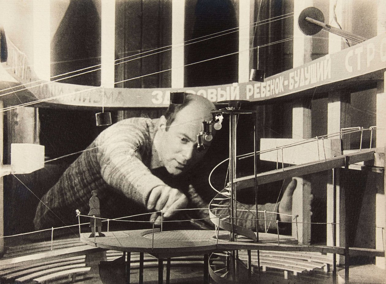 El Lissitzky Színpadtervezésen dolgozik, Meyerhold Színház, 1929. alkotó: Unbekannt