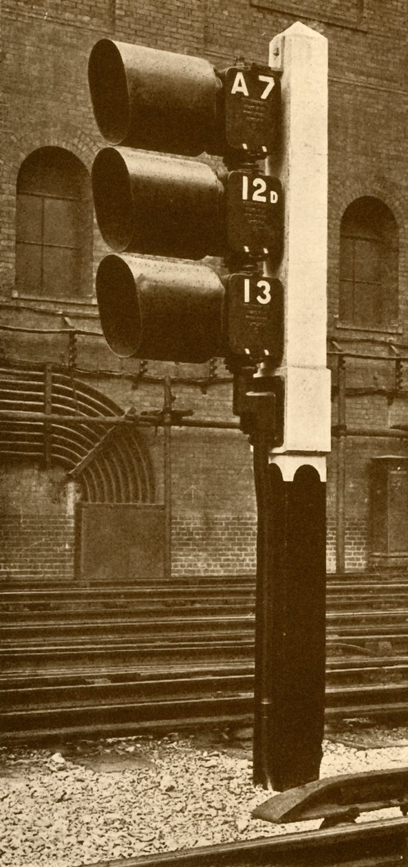Elektromos lámpajelek nappali használatra árnyékolókkal a Baker Street állomáson, Metropolitan Railway, 193 alkotó: Unbekannt