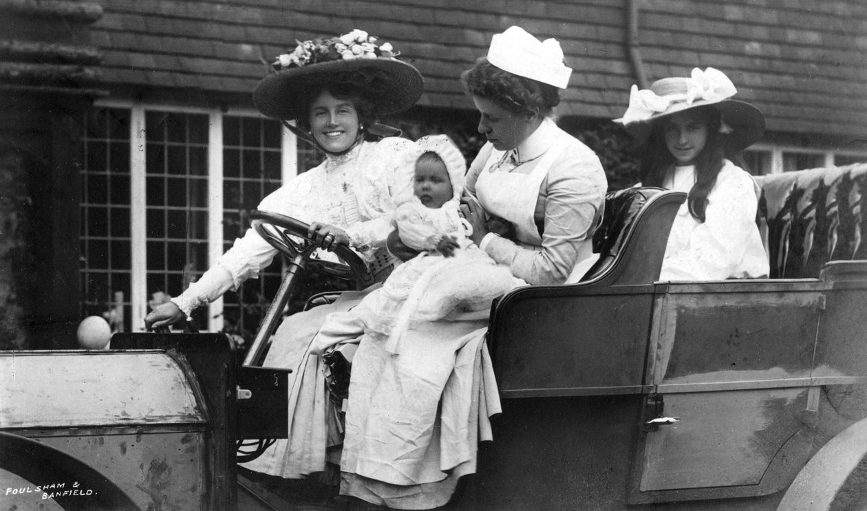 Ellaline Terriss brit színésznő lányával és babájával, 1906 alkotó: Unbekannt