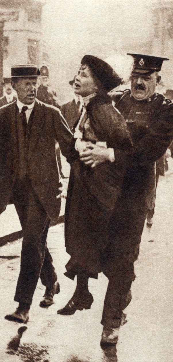 Emmeline Pankhurstet Rolfe felügyelő letartóztatta a londoni Buckingham-palota előtt, 1914. május alkotó: Unbekannt