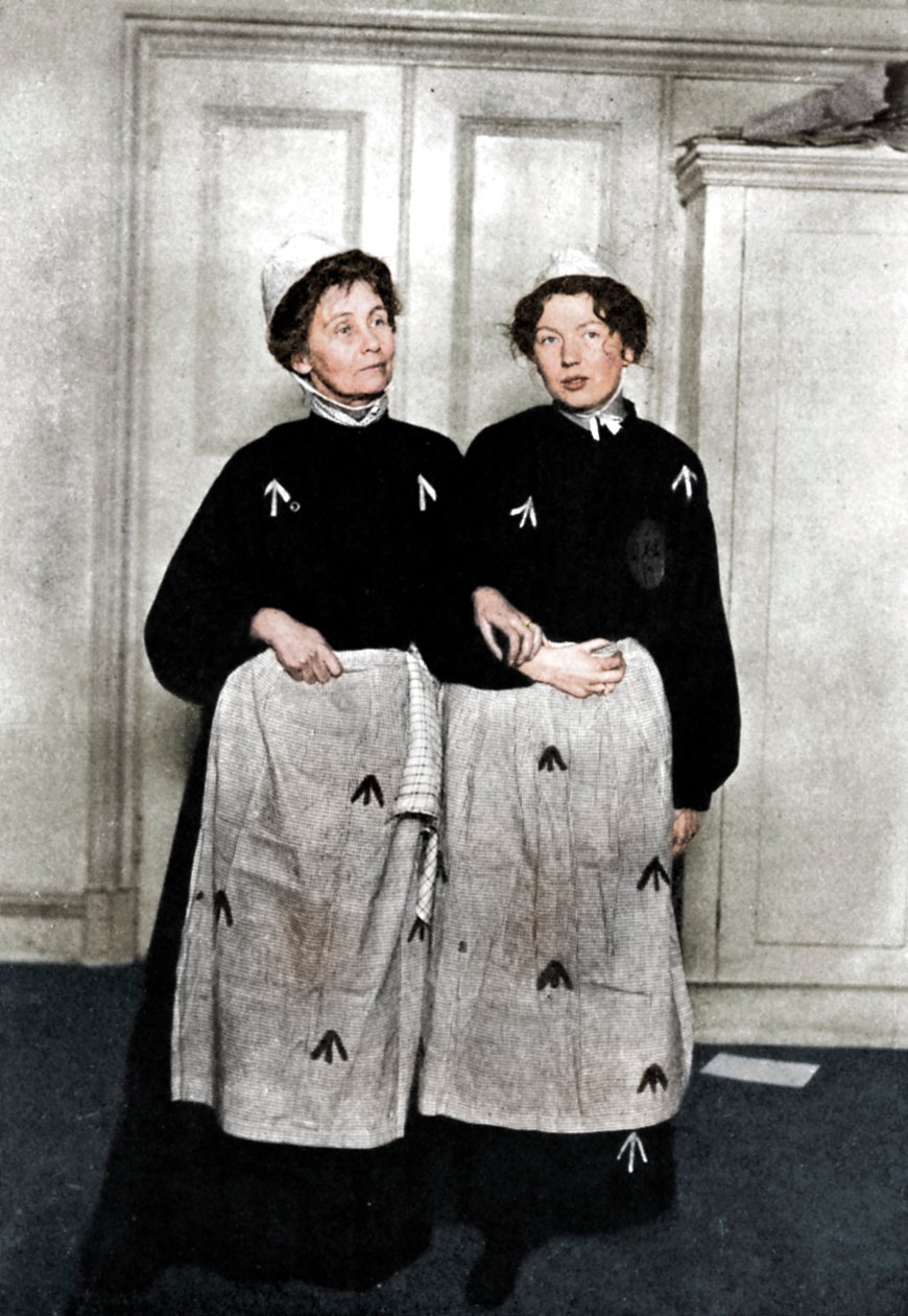 Emmeline és Christabel Pankhurst, angol szüfrazsettek, börtönruhában, 1908 alkotó: Unbekannt