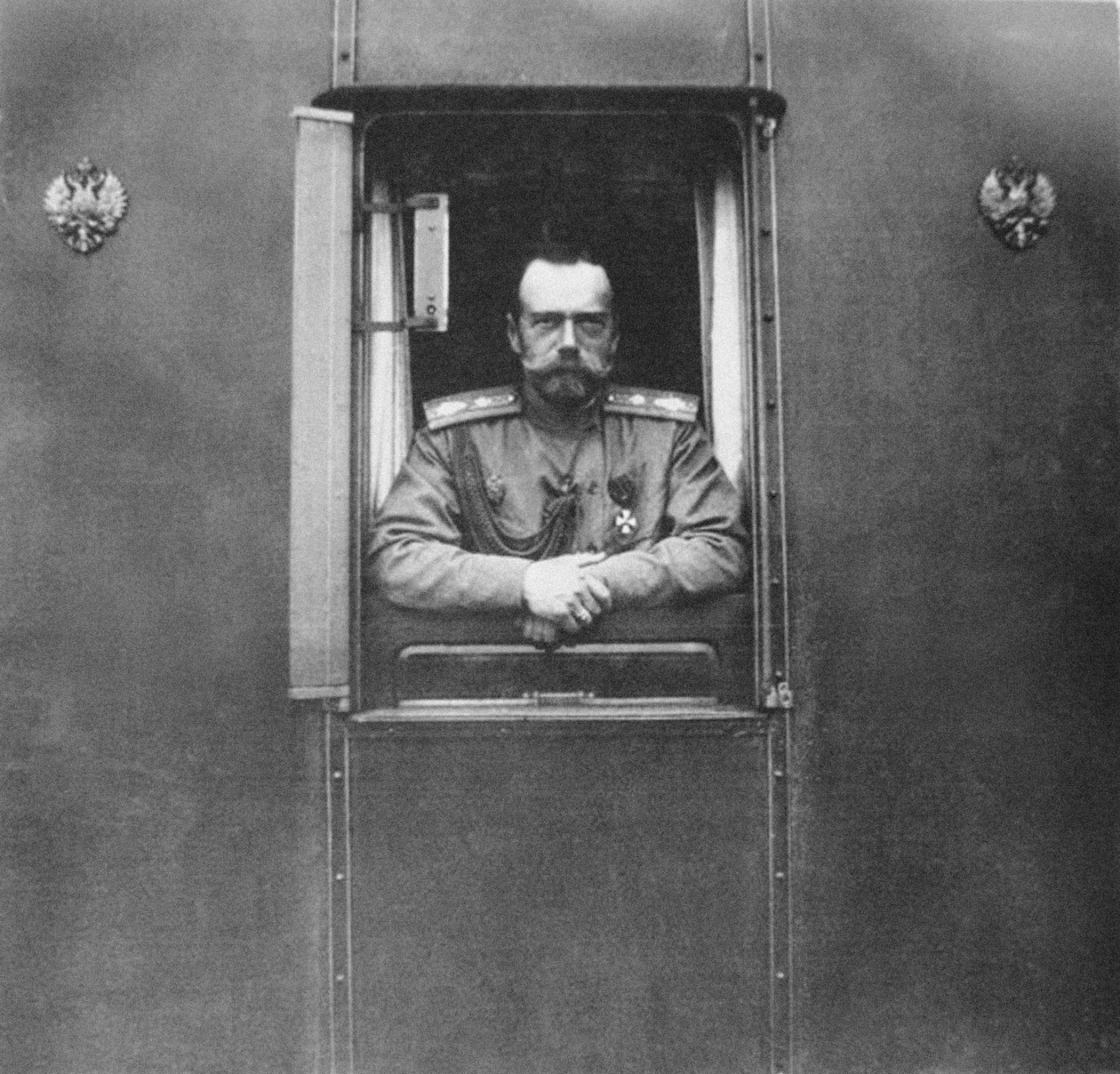II. Miklós császár a saját vasúti kocsi ablakában, 1917 alkotó: Unbekannt