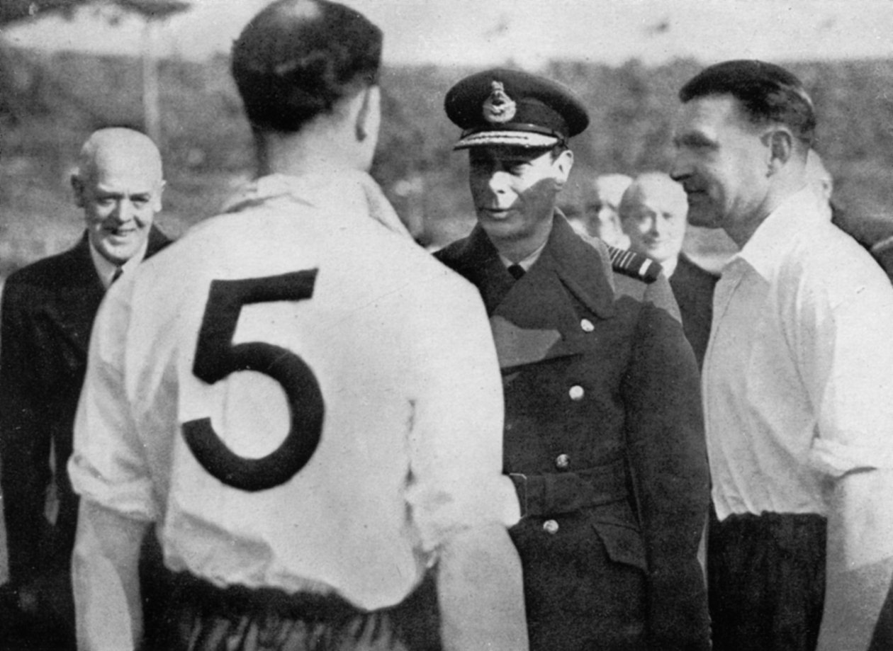 Eddie Hapgood angol labdarúgó találkozott VI. György királylyal, c1937-c1944 alkotó: Unbekannt