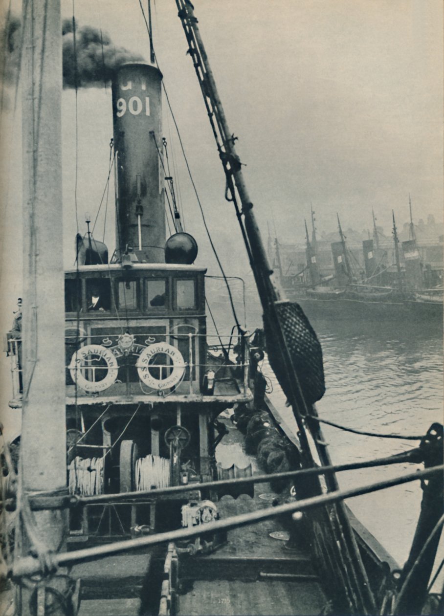 Egy északi-tengeri út végén belép a Grimsby dokkba a Saurian halászhajó, 1937 alkotó: Unbekannt