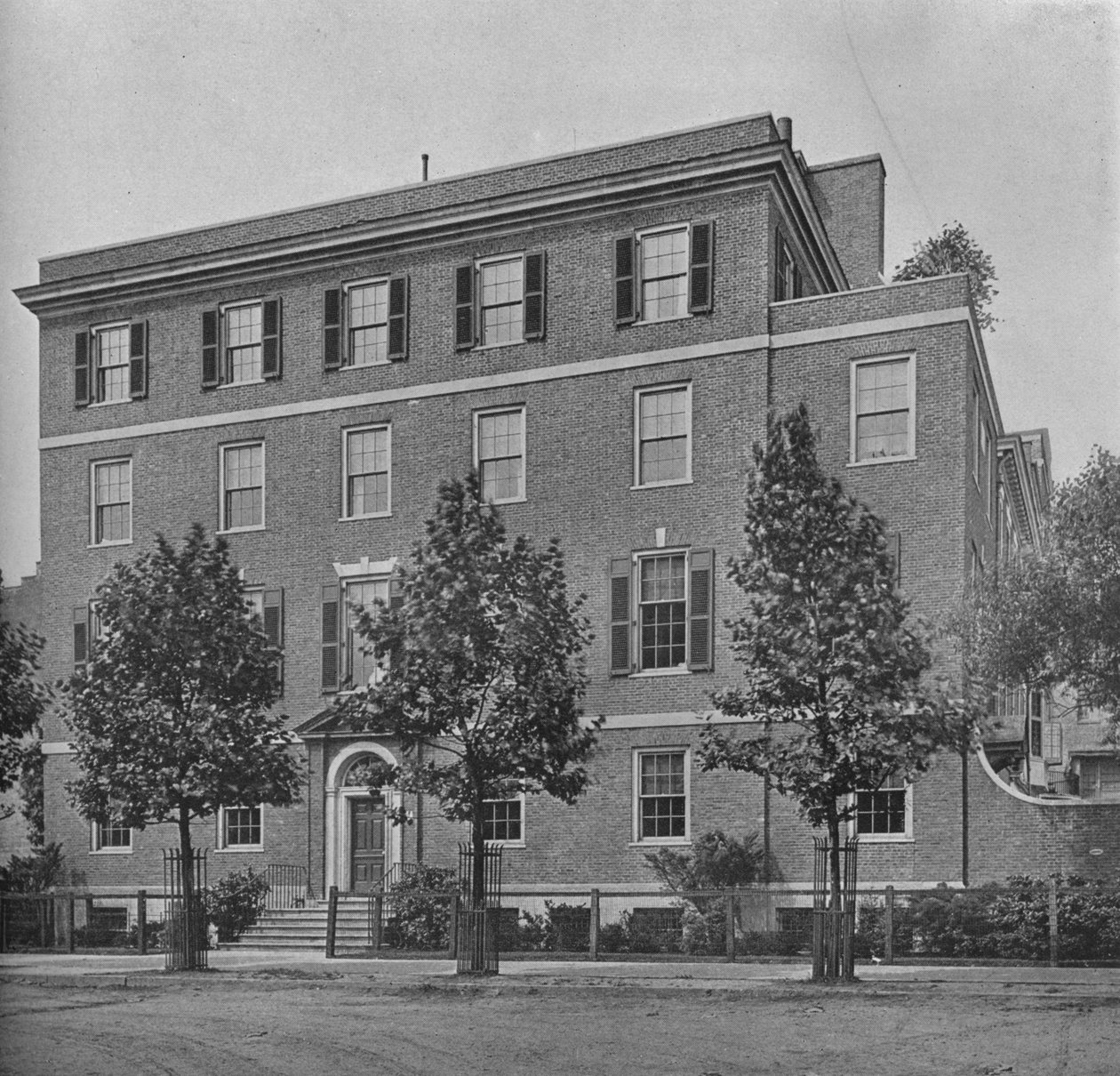 Az East 57th Street bejárata, Mrs WK Vanderbilt háza, New York City, 1924 alkotó: Unbekannt