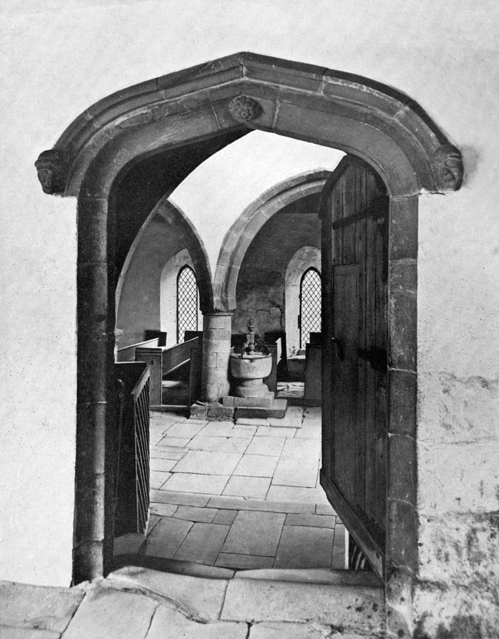 A kápolna bejárata, Haddon Hall, Derbyshire, 1924-1926 alkotó: Unbekannt