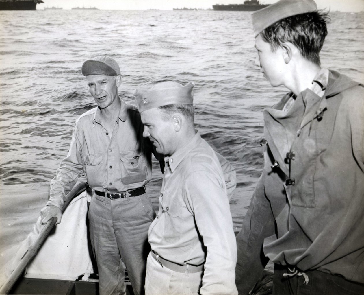 Ernie Pyle meglátogatja a USS Hornetet alkotó: Unbekannt