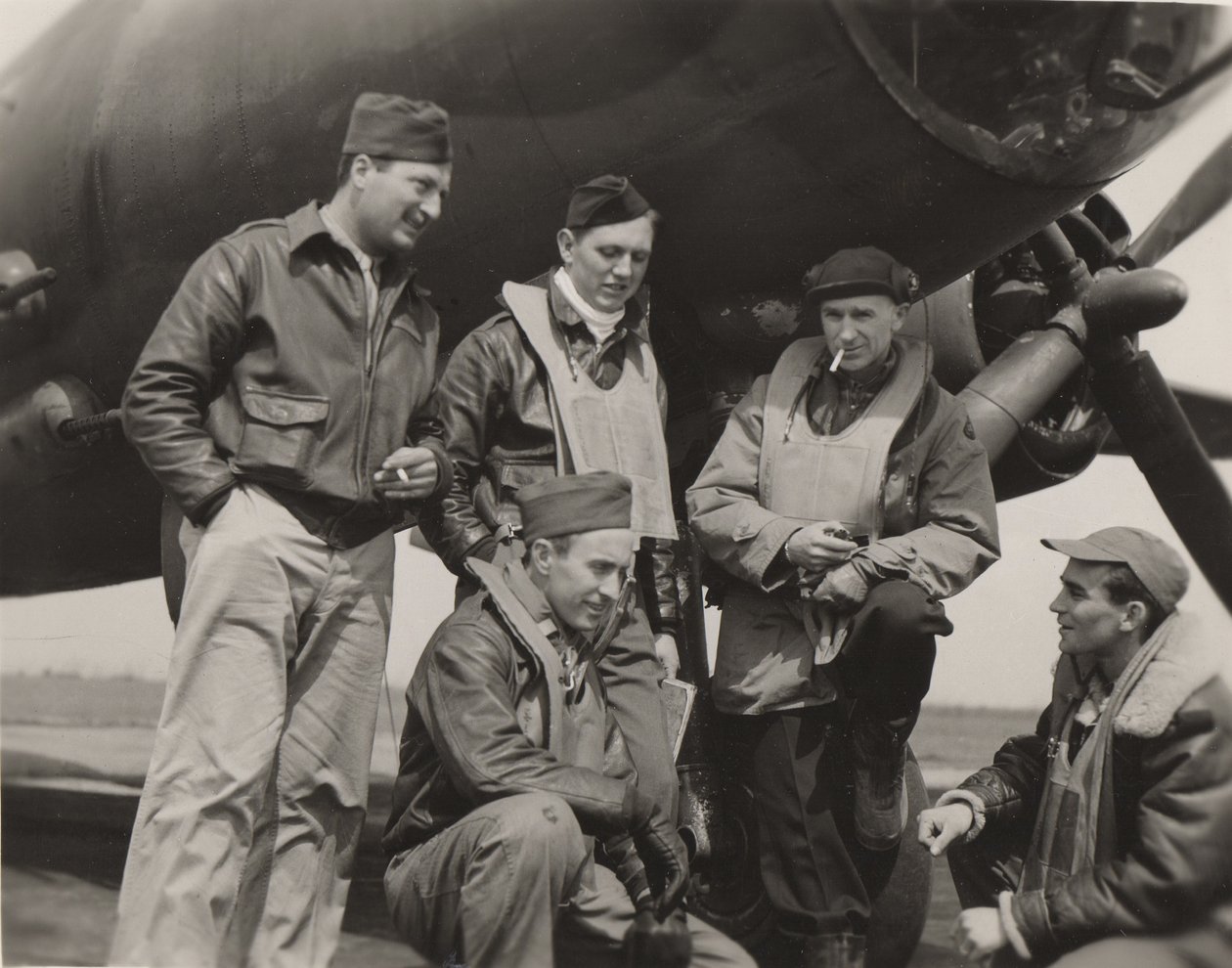 Ernie Pyle egy bombázó személyzettel alkotó: Unbekannt