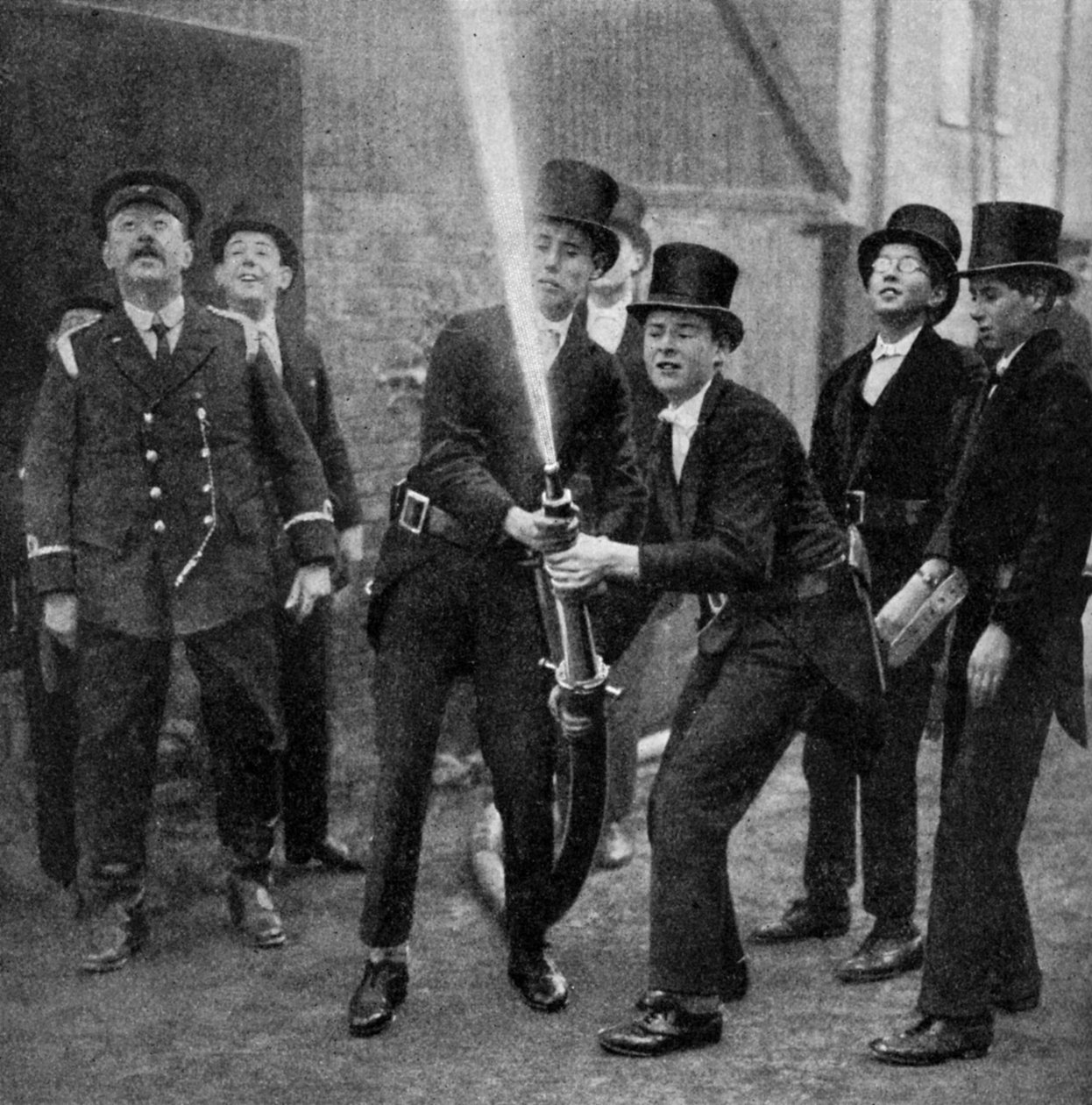 Az Etons amatőr tűzoltói tömlőfúrót gyakorolnak, Berkshire, 1922 alkotó: Unbekannt