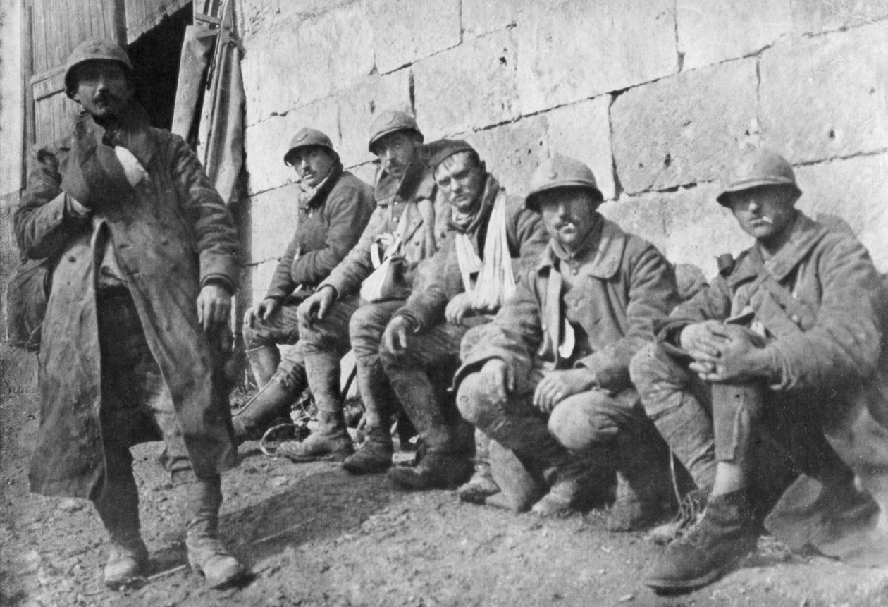 A franciaországi Plessis-de-Roye-i csata után evakuált francia sebesültek, Picardie, Franciaország, 1918. március 30. alkotó: Unbekannt