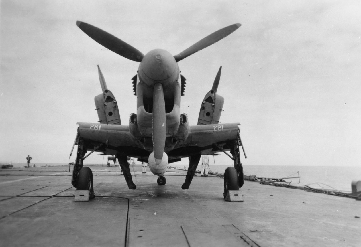Fairey Firefly repülőgép készen áll a hangárliftbe szállításra, HMS Venerable, 1945 alkotó: Unbekannt