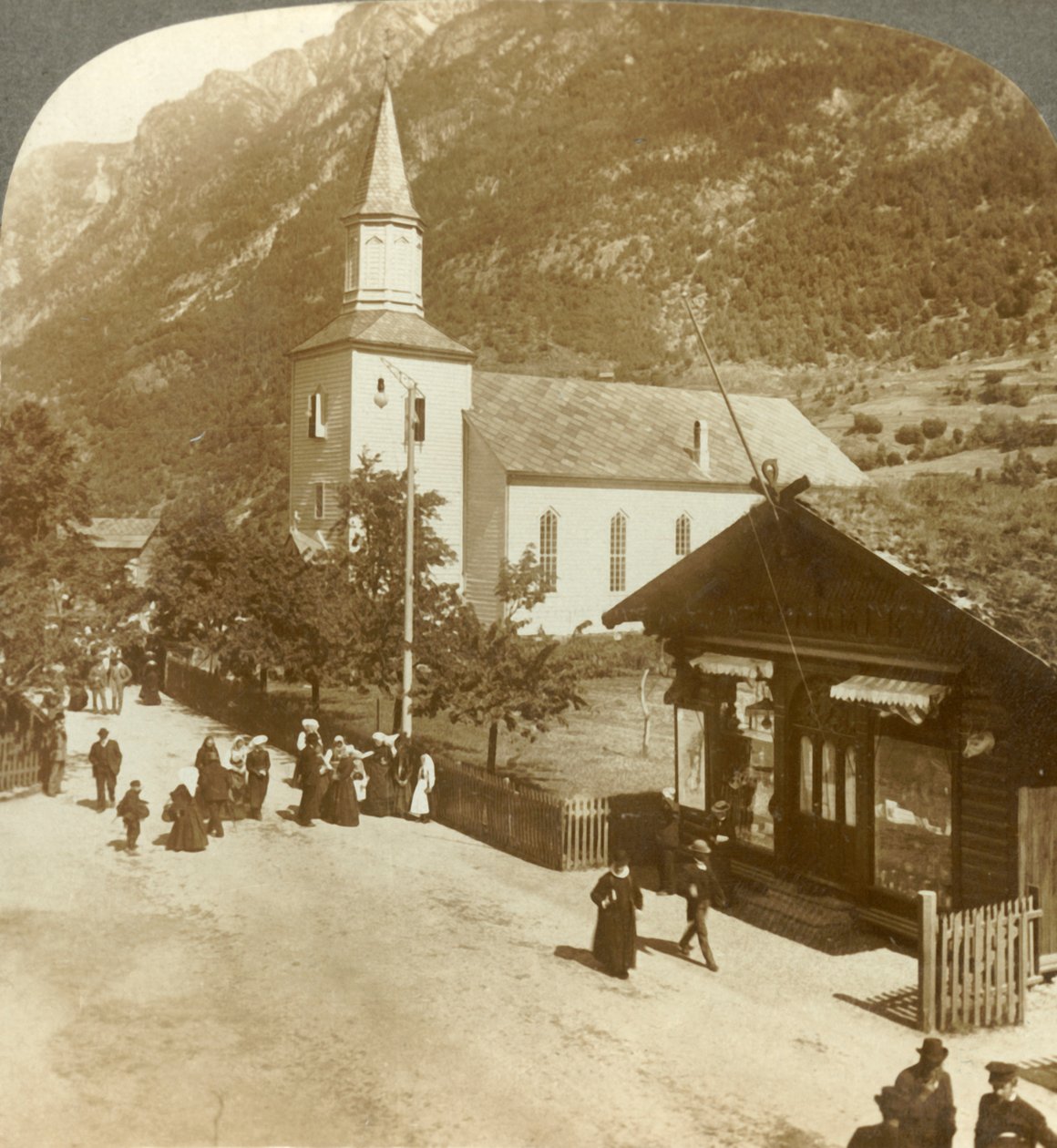 Családok és szomszédok egy nyári vasárnap reggel a falu templomában, Odde, Norvégia, 1905. alkotó: Unbekannt