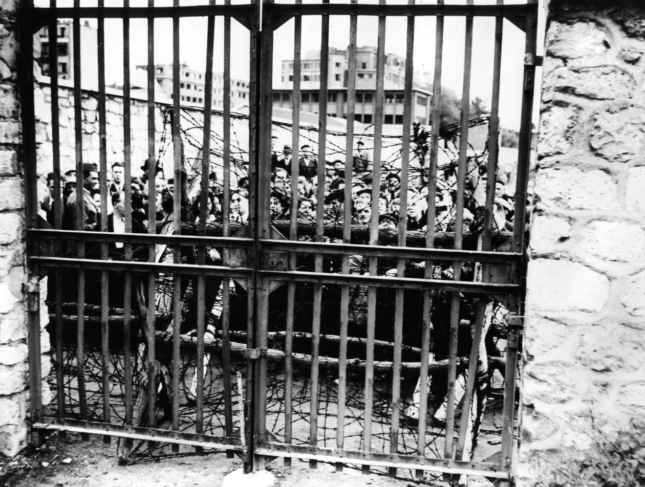 Családok várják szeretteik hírét, Légiügyi Minisztérium, Párizs 1944 alkotó: Unbekannt