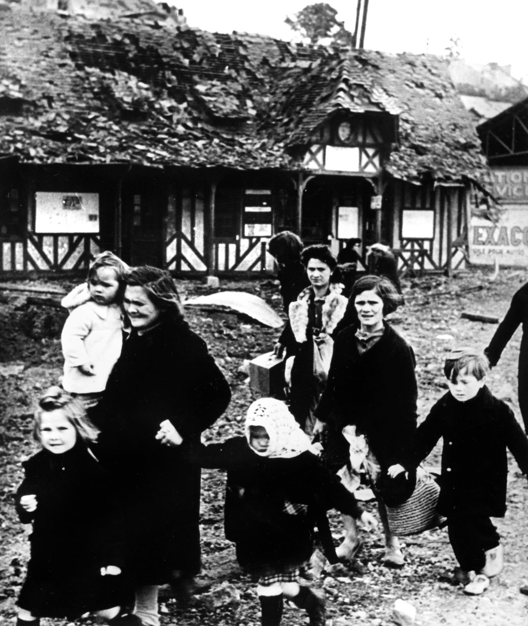 A falujukat elhagyó családokat bombázták a normandiai partraszállás során, Franciaország, 1944 alkotó: Unbekannt
