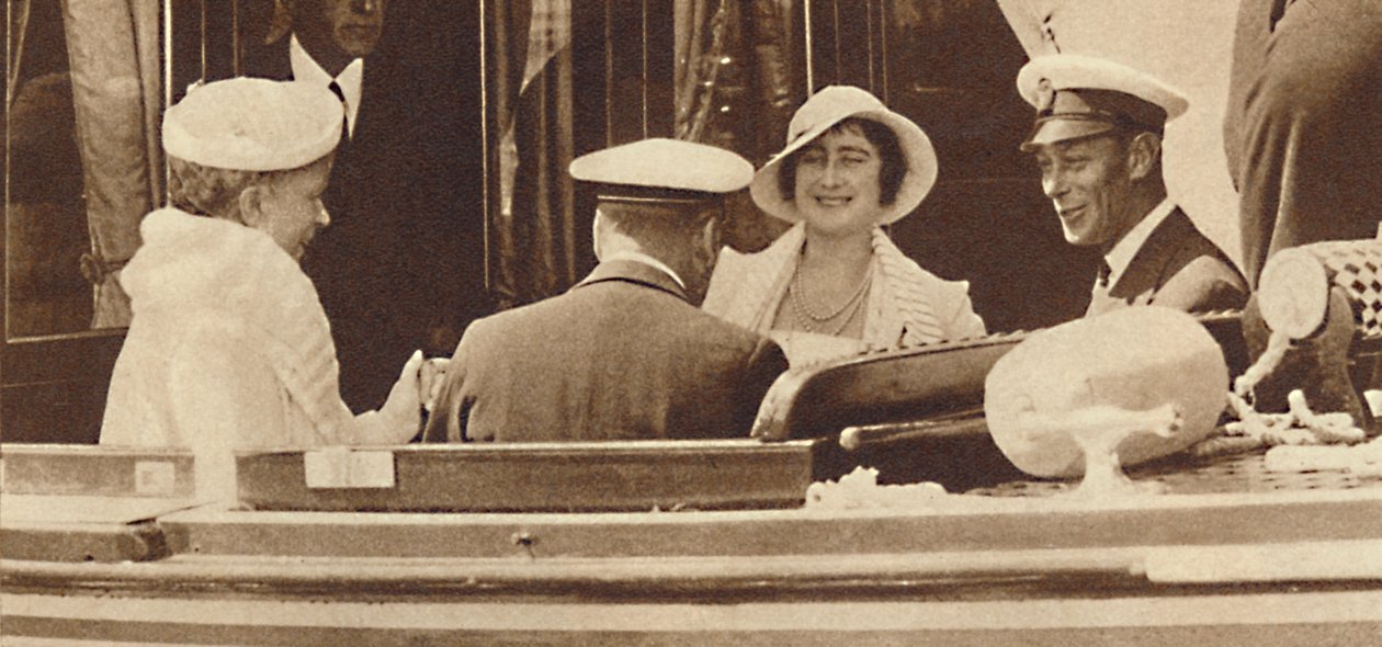 Családi vicc – elhagyja a királyi jacht Albert és Victoria Cowes-ban, c1935 1937 alkotó: Unbekannt