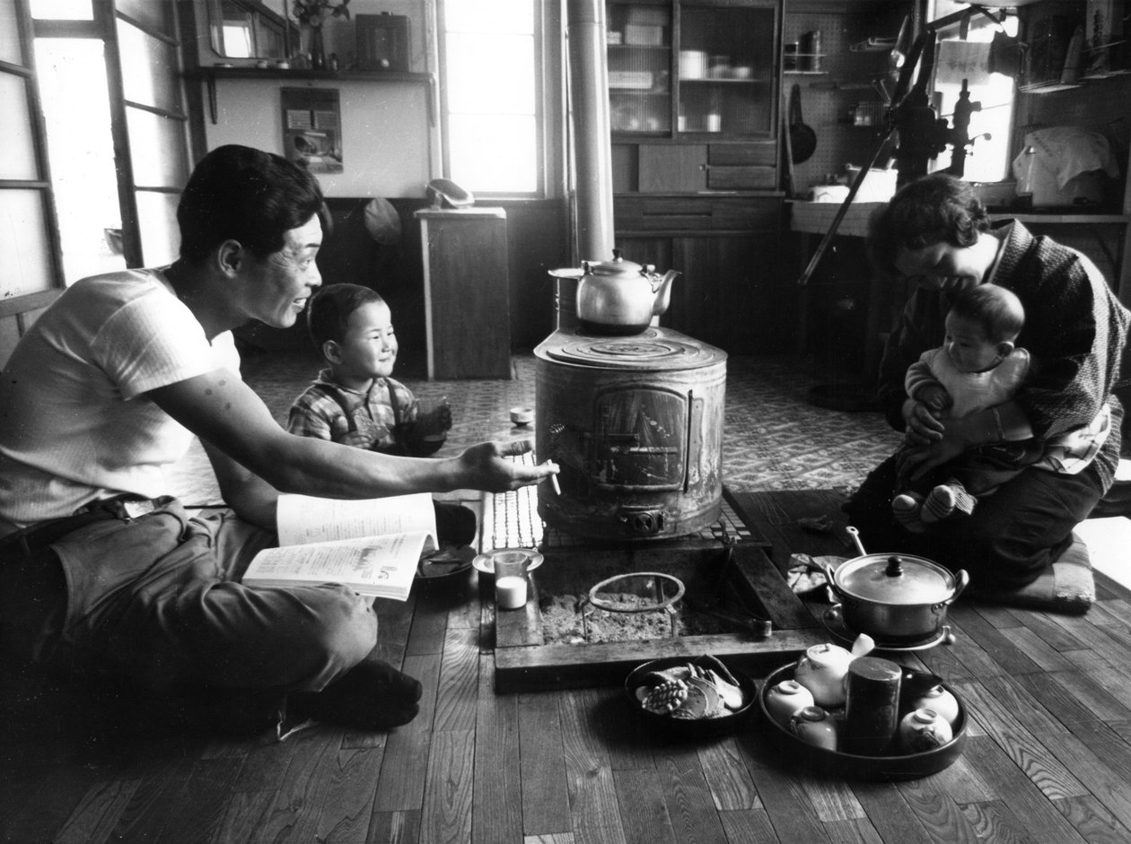 Családi pihenés a nappalijukban, Hokkaido régió, Japán, 1963 alkotó: Unbekannt
