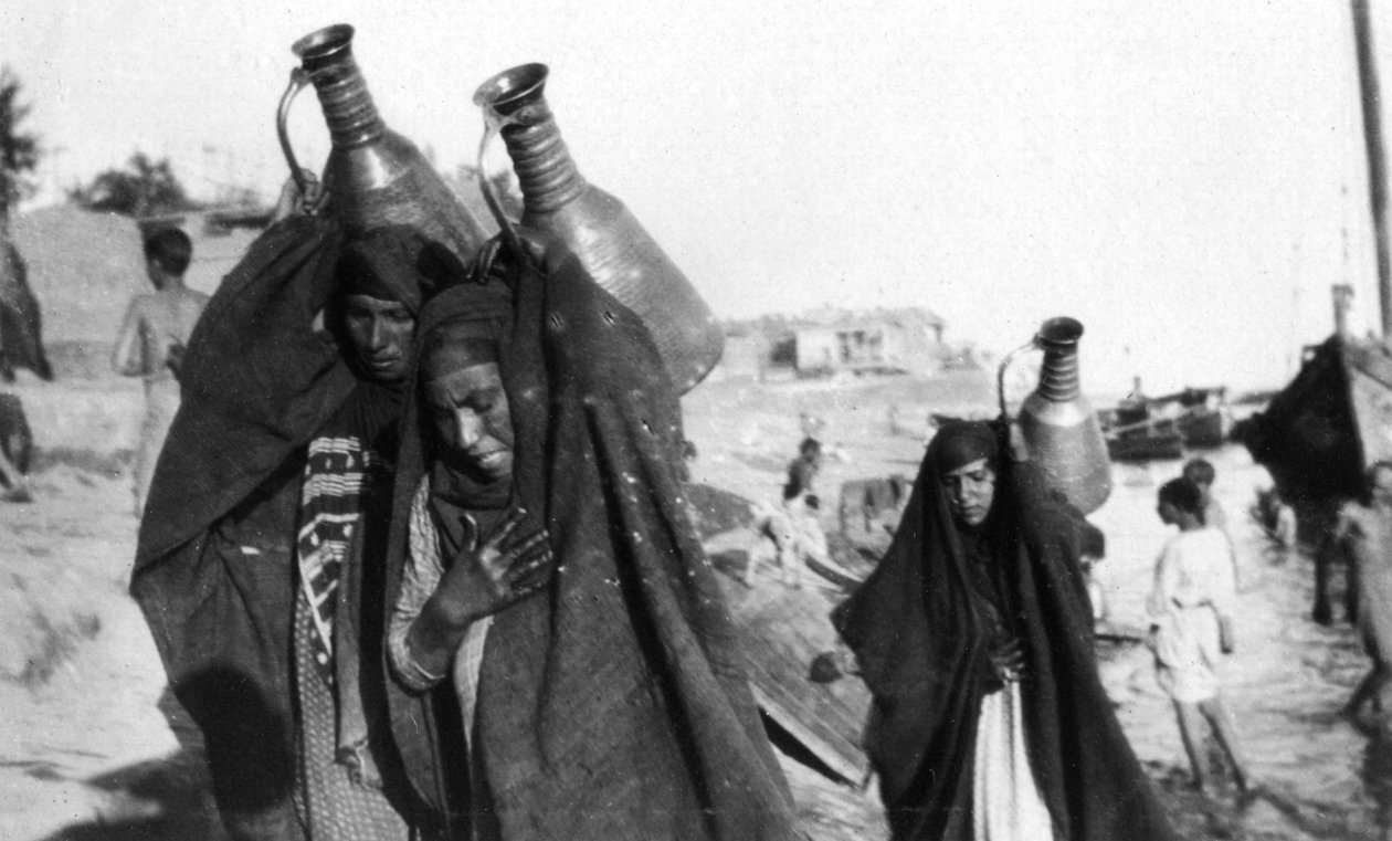 Női vízhordozók, Amarah, Irak, 1917-1919 alkotó: Unbekannt