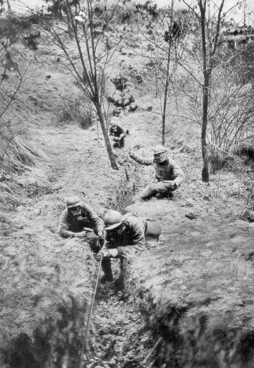 Gázálarcos francia sapperek, akik egy bombatámadás után újrafektették a telefonvonalakat, 1918 alkotó: Unbekannt