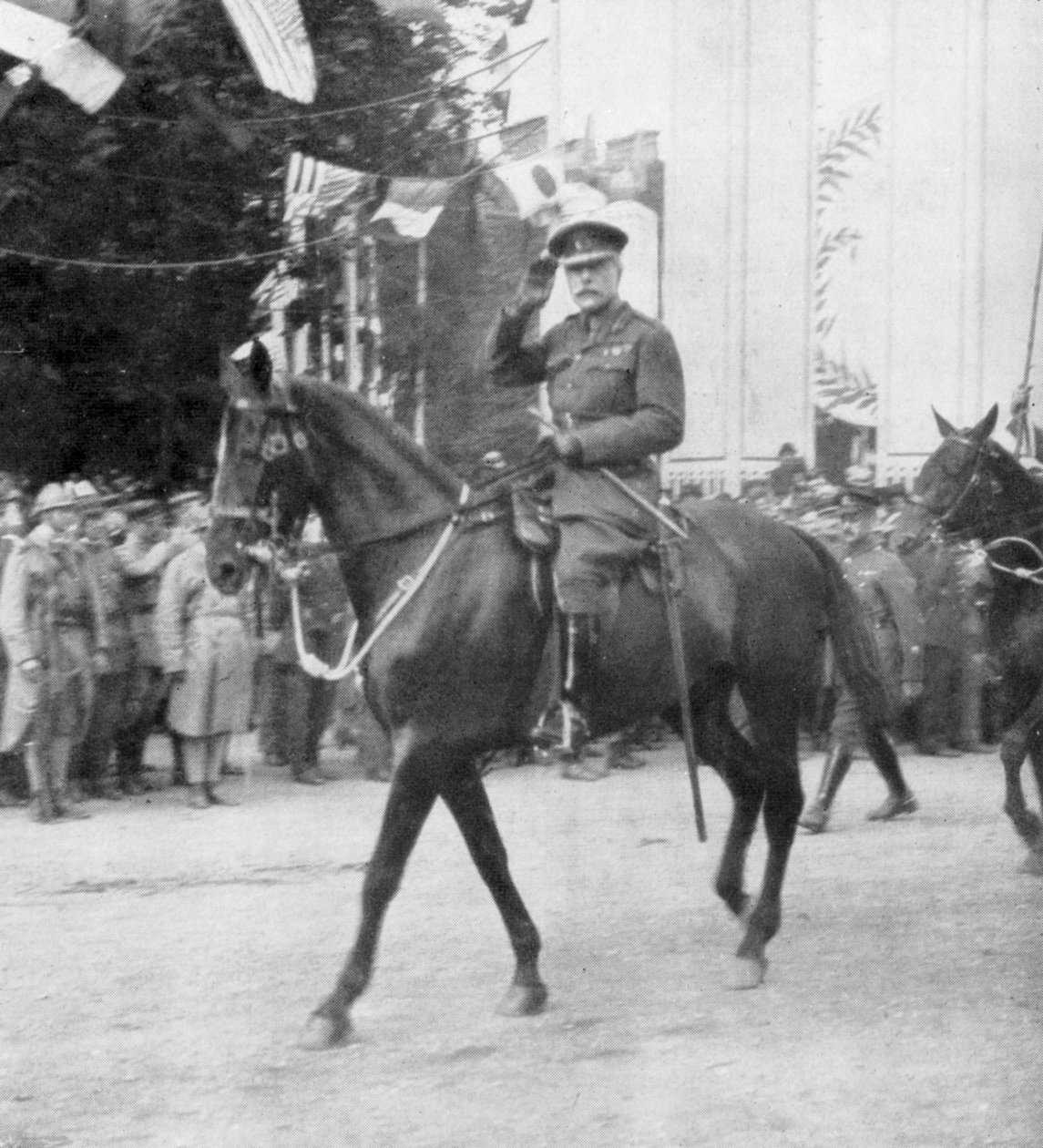 Sir Douglas Haig tábornagy a győzelmi felvonuláson, Párizs, Franciaország, 1919. július 14. alkotó: Unbekannt