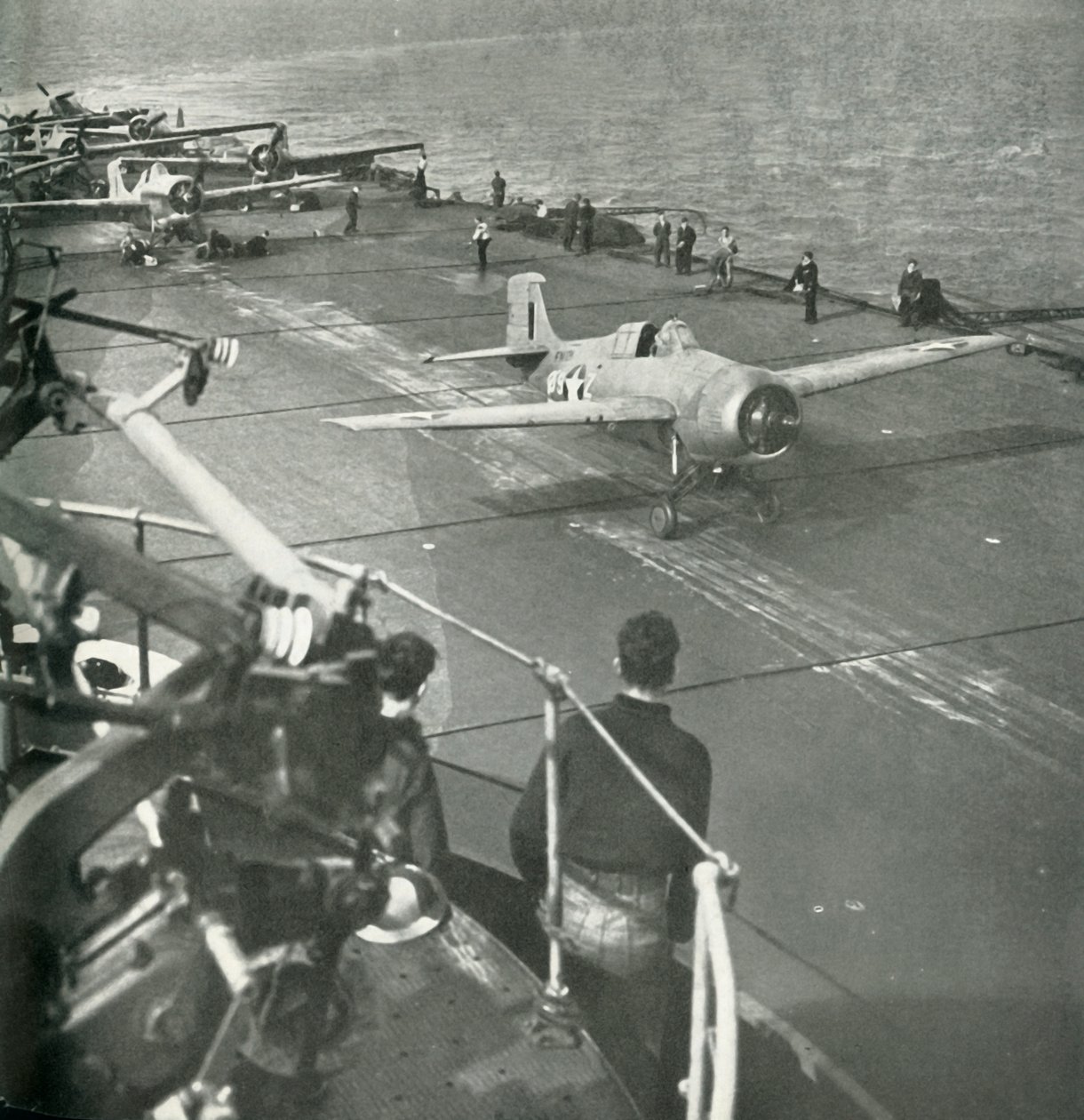 Vadászgépek egy repülőgép-hordozó fedélzetén, második világháború, 1943. alkotó: Unbekannt