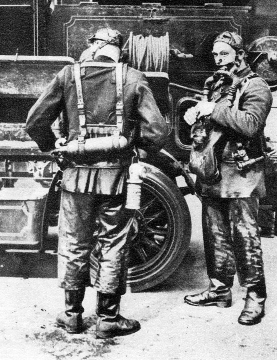 Füstsisakot viselő tűzoltók, Farringdon Street gumigyárak, London, 1926-1927 alkotó: Unbekannt