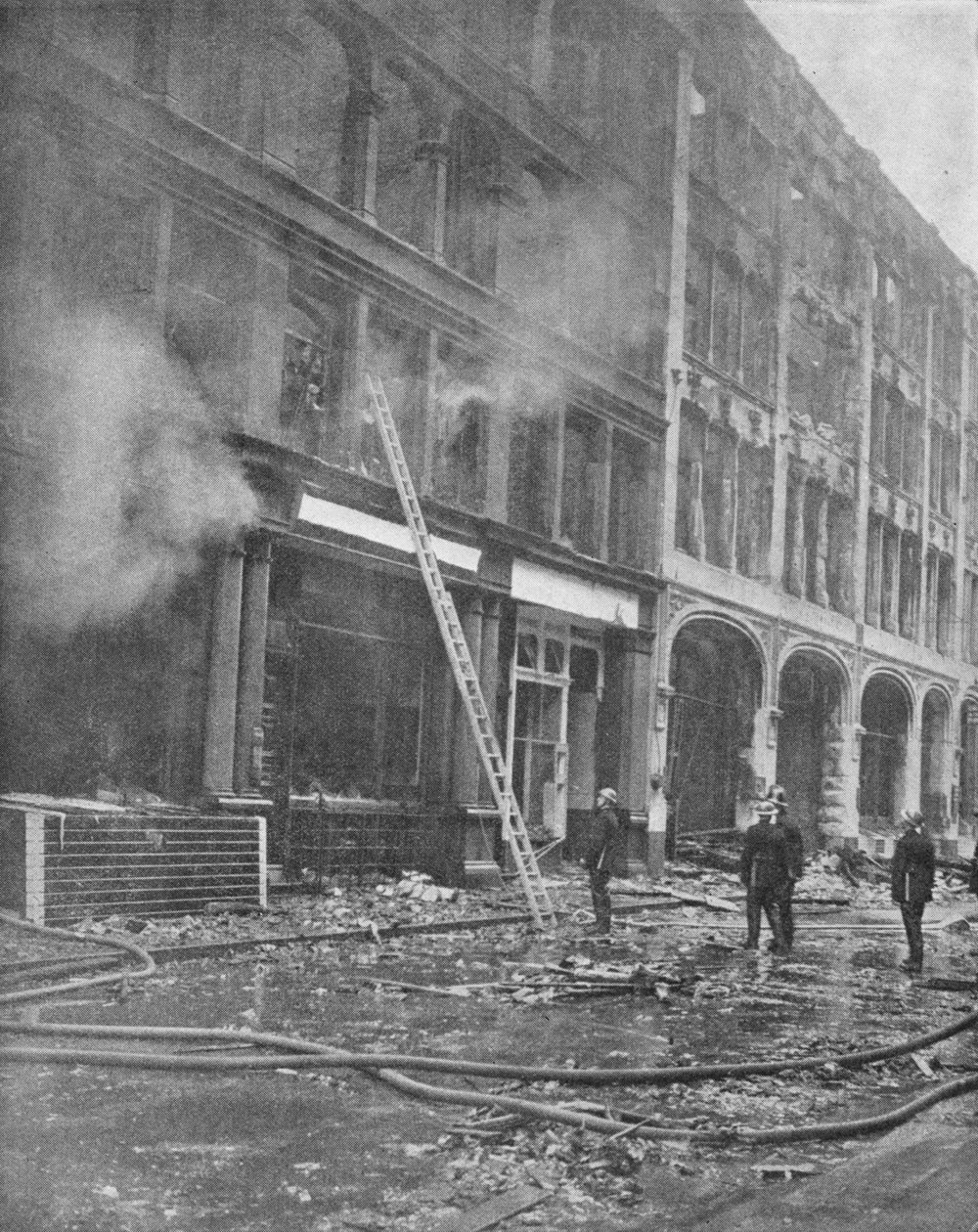 Firemen Tackle City Blaze, 1940, 1940 alkotó: Unbekannt
