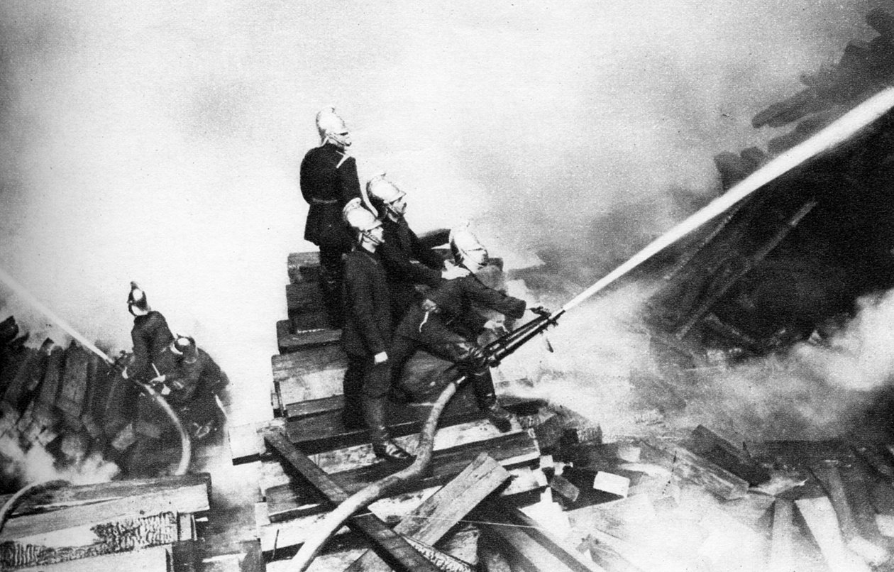 Tűzoltók egy fatelepen, Londonban, 1926-1927 alkotó: Unbekannt