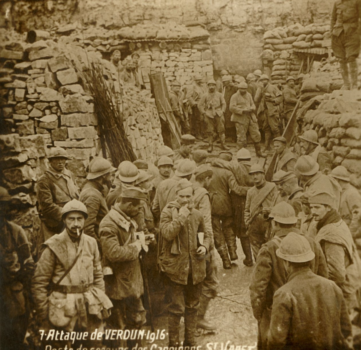 Elsősegélynyújtó állomás a Saint-Vaast-i kőbányában, Verdun támadása, Észak-Franciaország, 1916 alkotó: Unbekannt