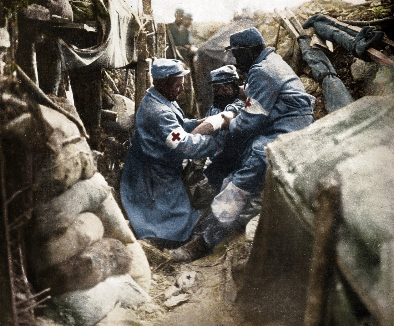 Elsősegélynyújtás egy sebesültnek az egyik francia lövészárokban, 1915 alkotó: Unbekannt
