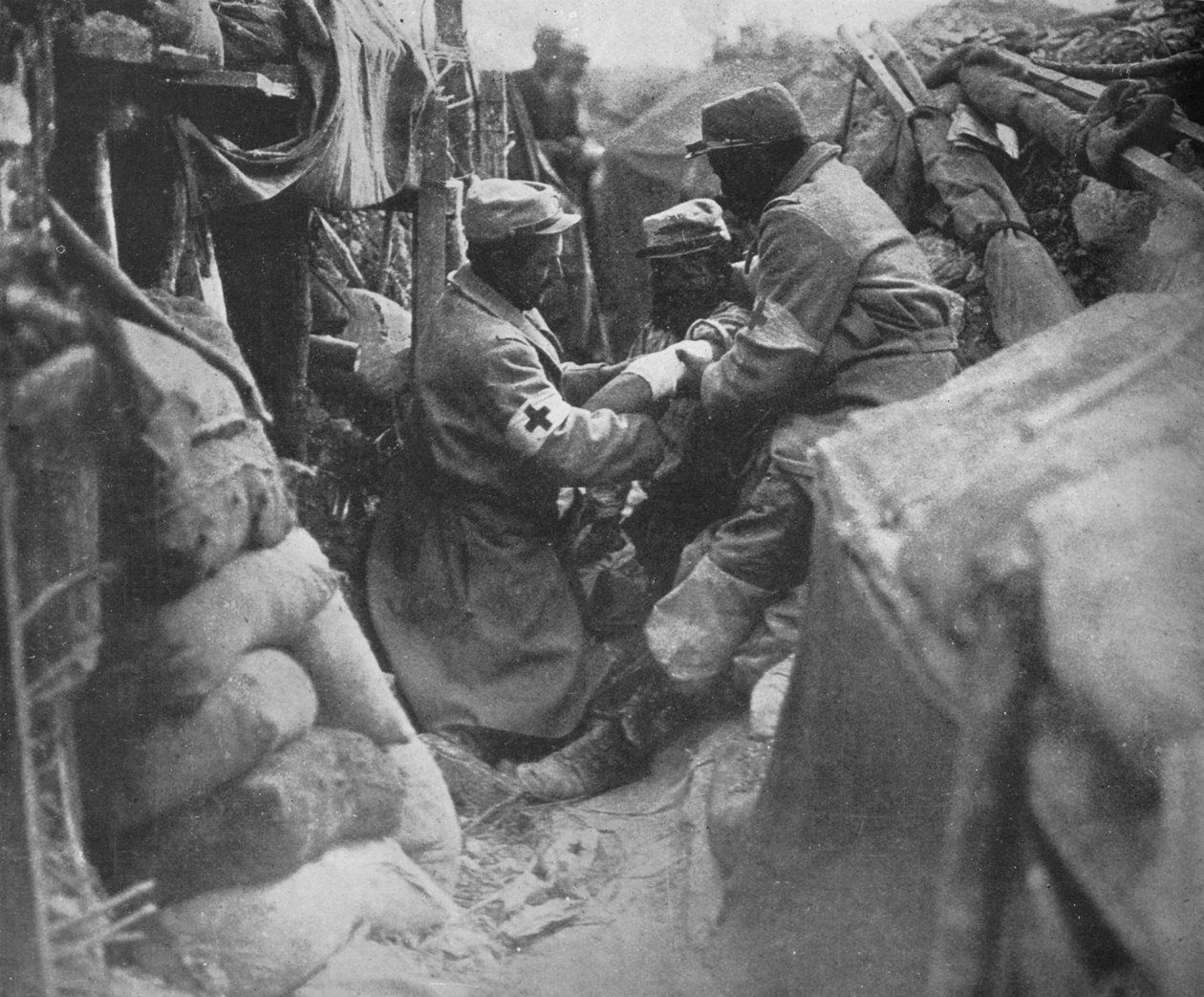 Elsősegélynyújtás egy sebesültnek az egyik francia lövészárokban, 1915 alkotó: Unbekannt