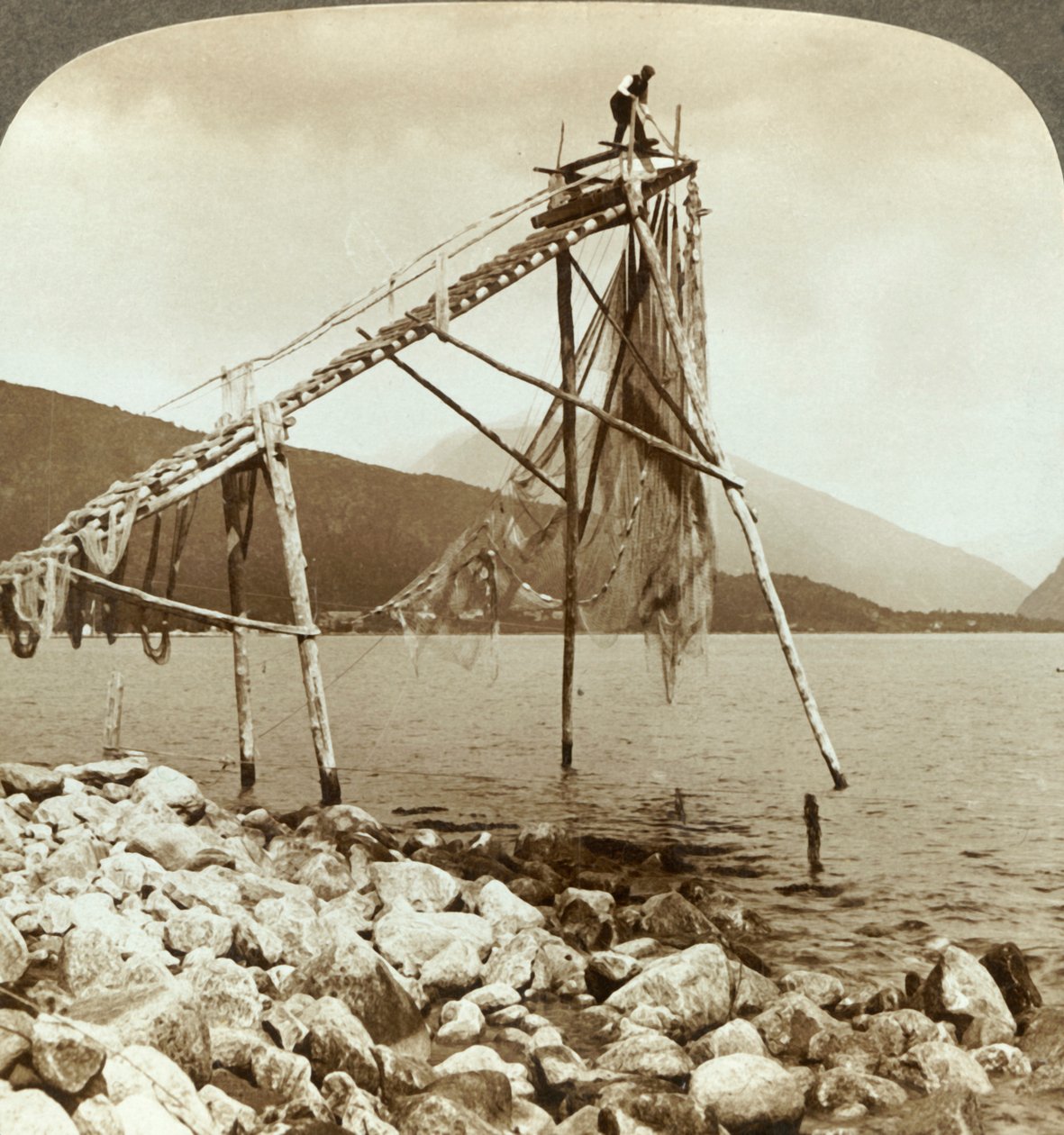 Halász lazachálókat rendező Balestrandnál a Sognefjordon - Balholm a távolban, Norvégia, c1905. alkotó: Unbekannt