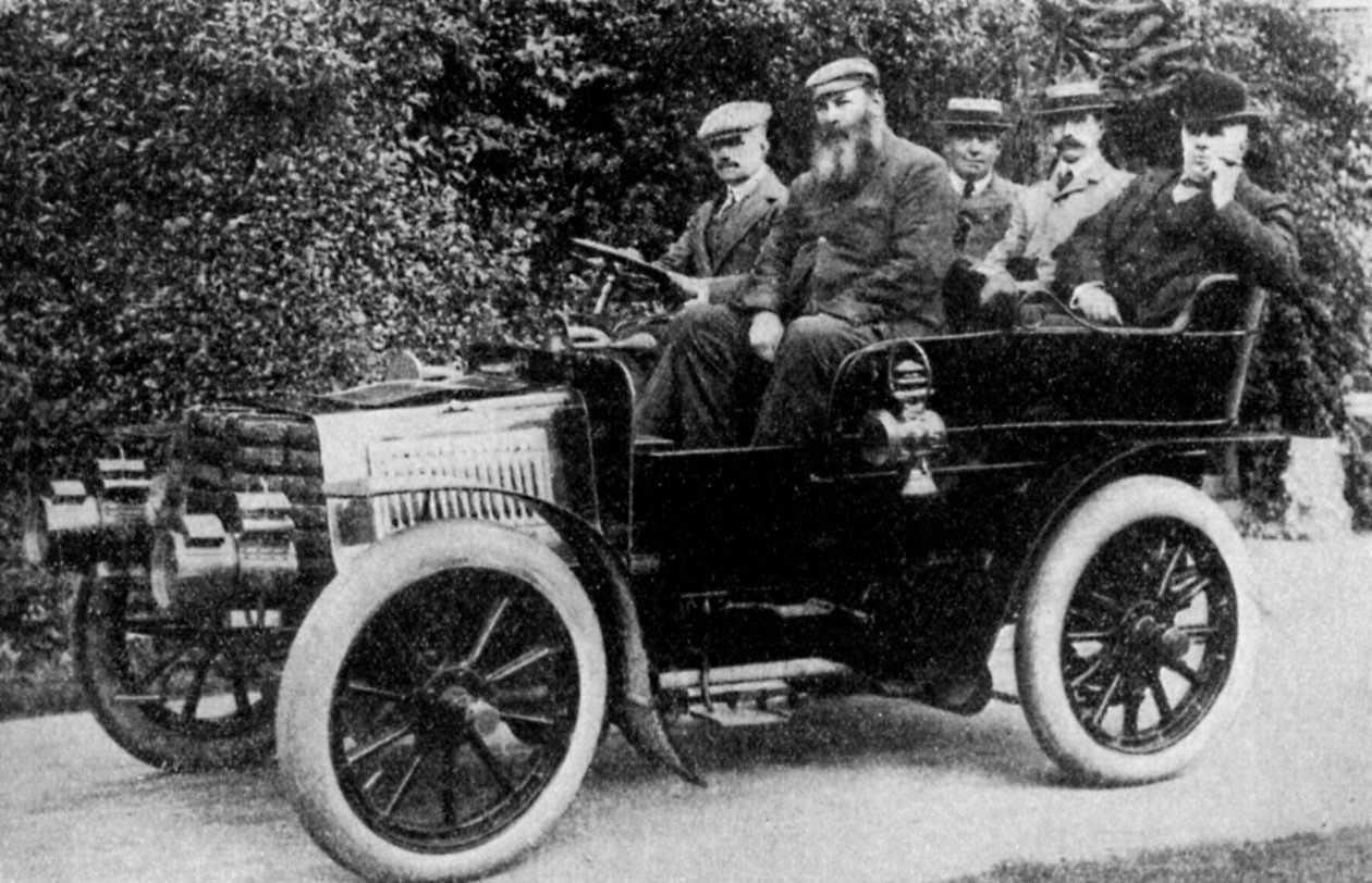 Öt férfi ül egy autóban, 1902 1935 alkotó: Unbekannt