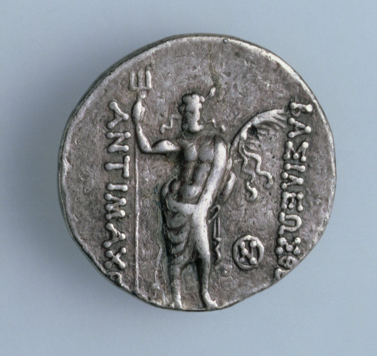 Négy drachma darab, hátoldalon a görög Poszeidón isten, az indiai háromágú Siva istent ábrázolva, Baktria görög királyságából, Kr.e. 2. századból (ezüst) (előlapját lásd: 90846) alkotó: Unbekannt