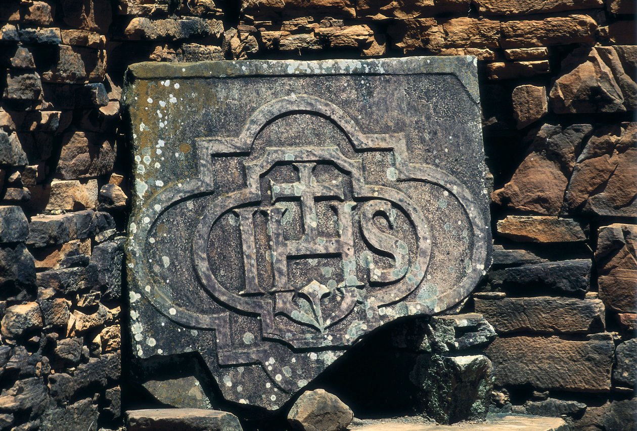 Franco-makonikus szimbólum és Krisztus kőbe vésett kezdőbetűi, az argentin San Ignacio Mini jezsuita misszióinak helyszíne, 1611-ben (kő) alkotó: Unbekannt