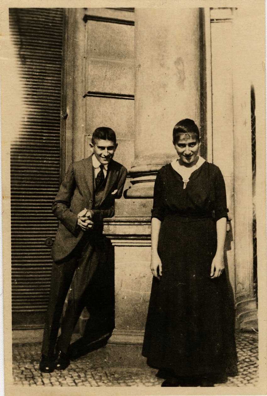 Franz Kafka nővérével, Ottlával a prágai Oppelt House előtt alkotó: Unbekannt