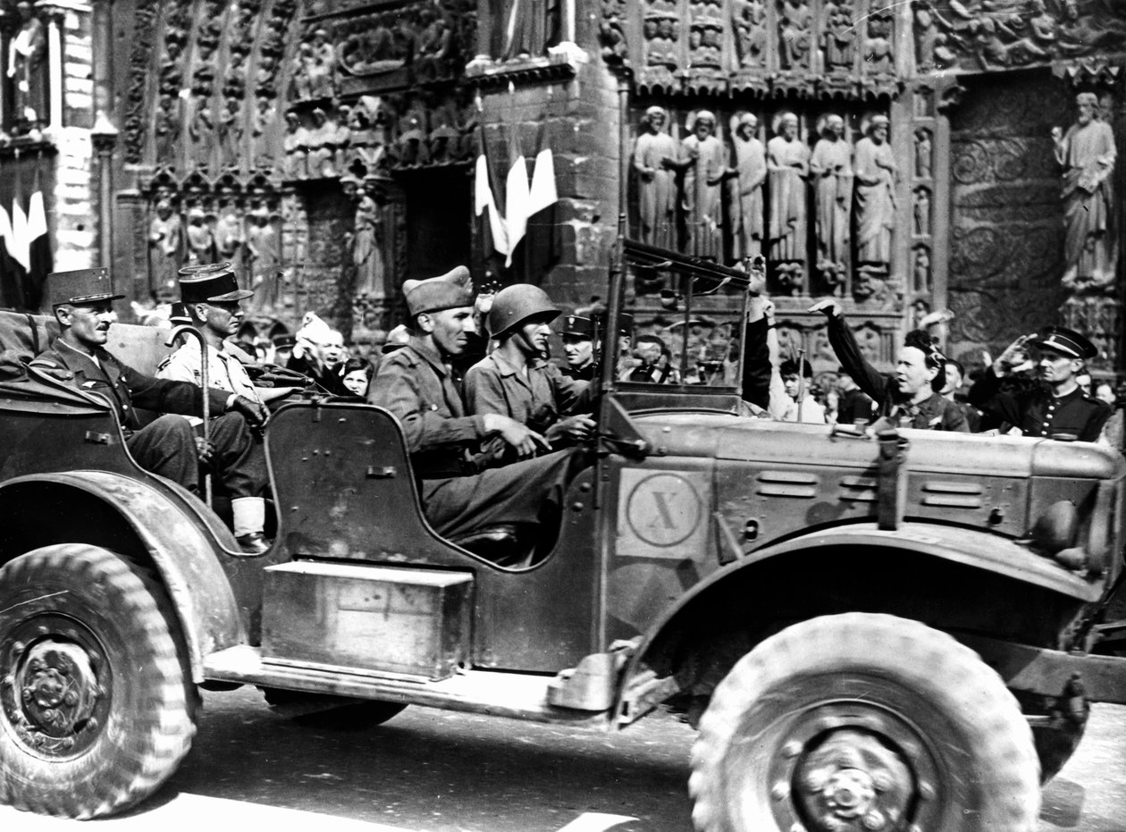 Philippe Leclerc francia tábornok a Notre Dame-on kívül, Párizs felszabadítása, 1944. augusztus alkotó: Unbekannt