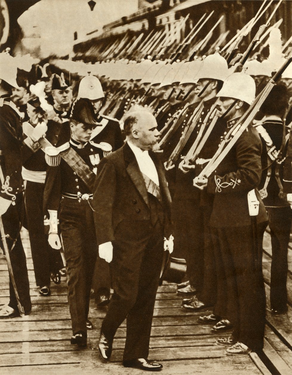 Raymond Poincaré francia elnök és Edward walesi herceg Portsmouthban, 1913 júniusában, 1935. alkotó: Unbekannt