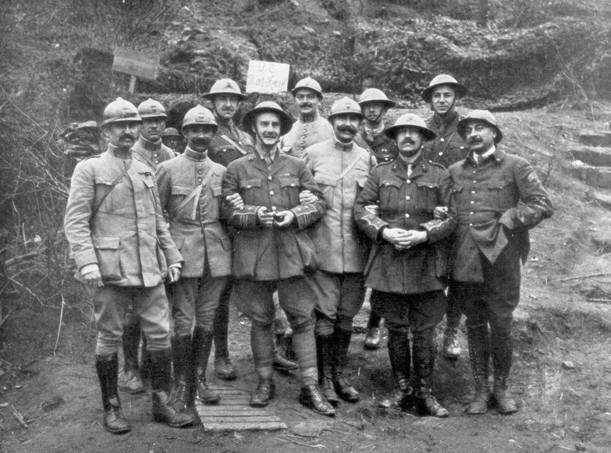 Francia és angol tisztek a Kemmel-hegyen, Ypres közelében, Belgiumban, 1918. április alkotó: Unbekannt