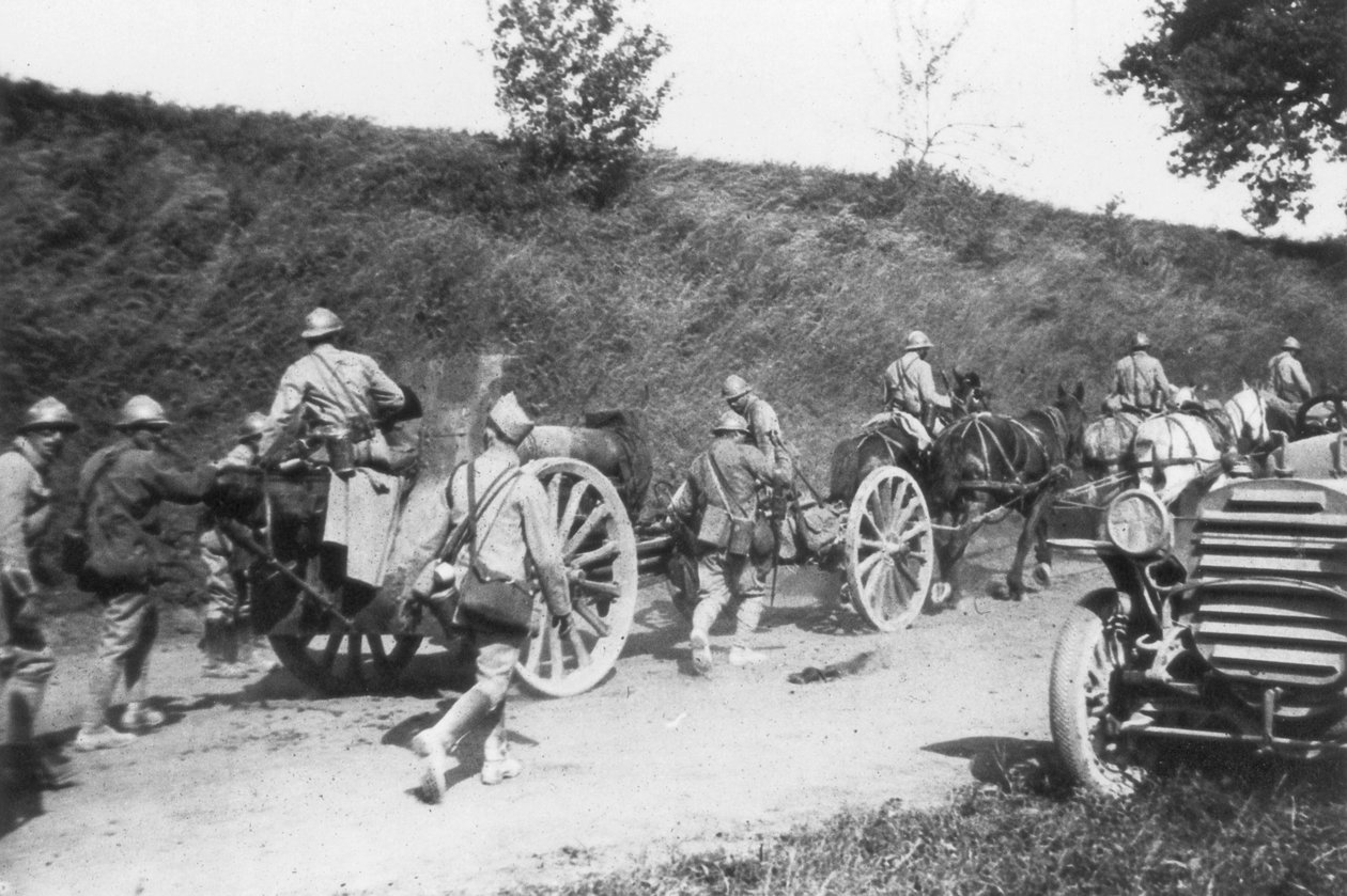 Francia tüzérségi üteg mozgásban, Chemin des Dames, Franciaország, 1918 alkotó: Unbekannt