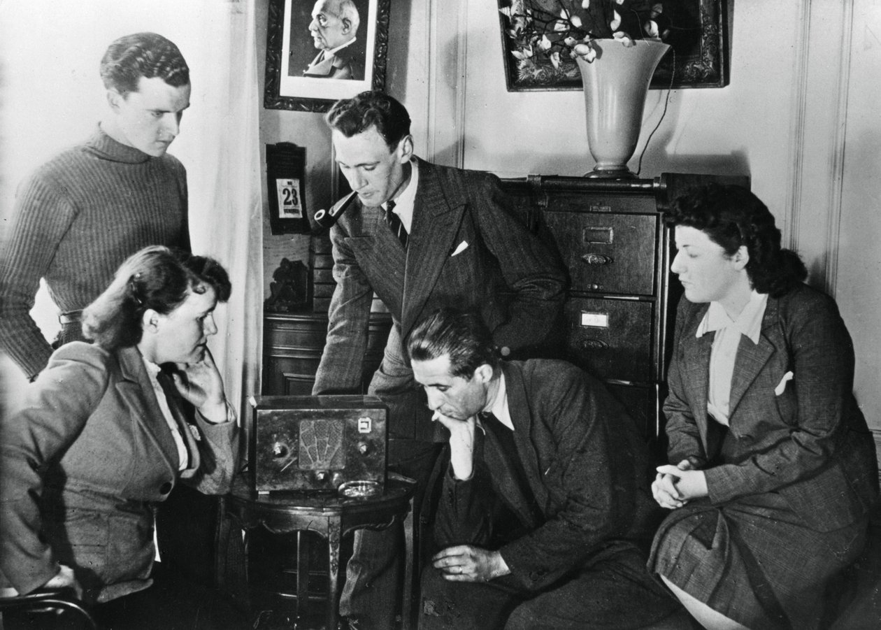 Francia állampolgárok a Vichy miniszterelnök-helyettes, Darlan admirális adását hallgatva, 1941. május 23-án alkotó: Unbekannt