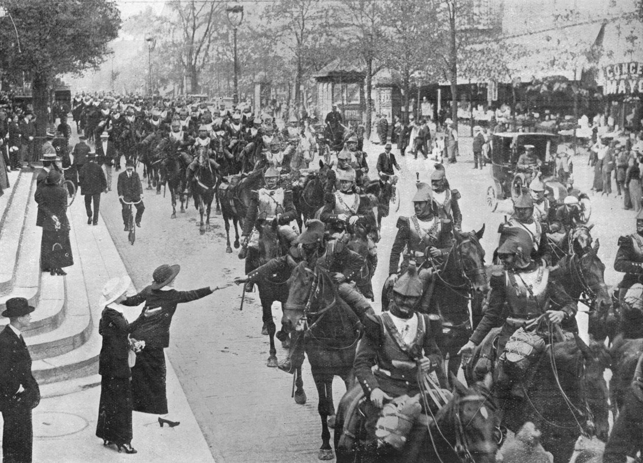 Francia cuirassiek lovagolnak Párizs utcáin a fronton, 1914 alkotó: Unbekannt