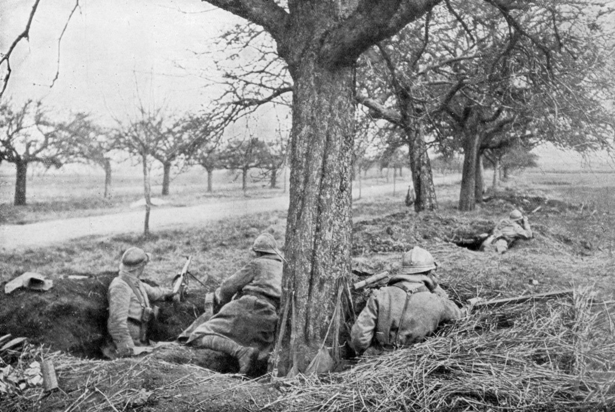Francia géppuskások ástak be egy út szélén, almafák alatt, 1918 alkotó: Unbekannt