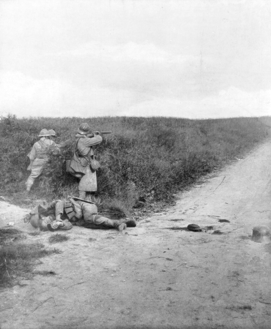 Francia géppuskások utat söpörnek, Courcelles, Montdidier-től délkeletre, Franciaország, 1918. június 9. alkotó: Unbekannt