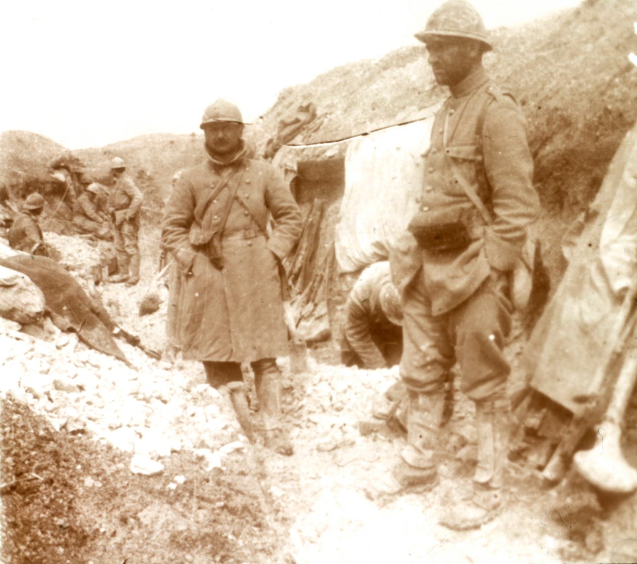 Francia katonák egy elfogott német lövészárokban, c1914-c1918 alkotó: Unbekannt