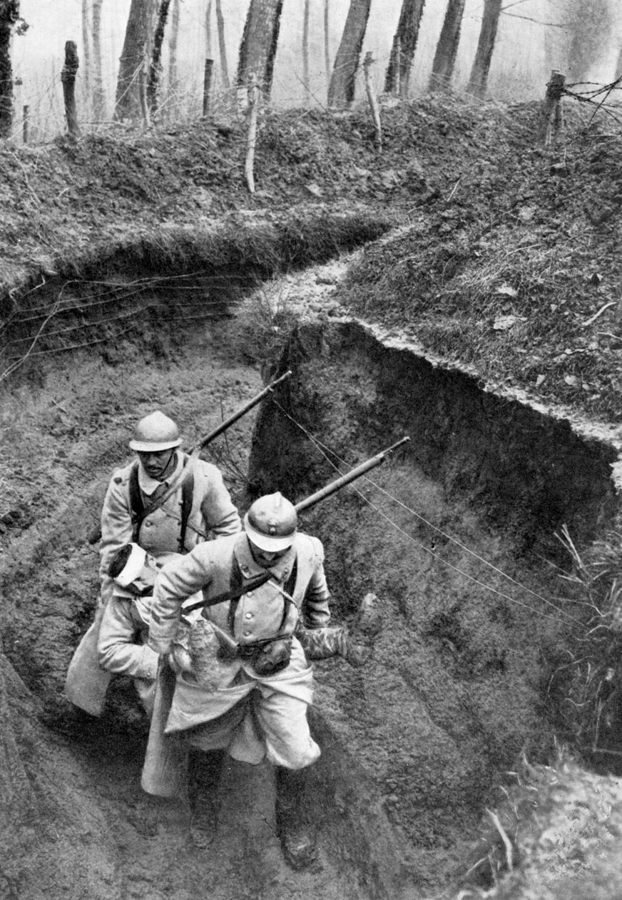 Francia katonák sebesült társával a frontról, első világháború, 1917, c1920 alkotó: Unbekannt