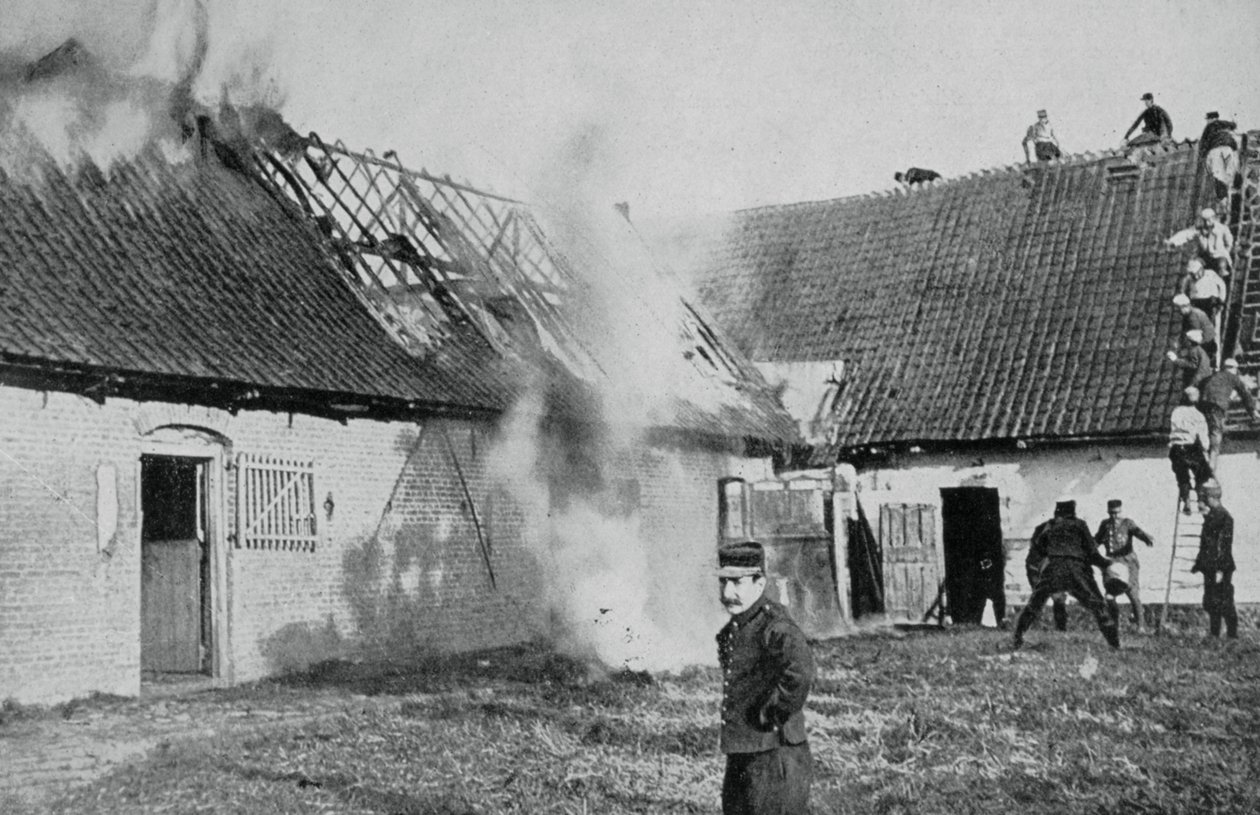 Francia katonák harcolnak egy német gyújtóbombák által kiváltott tüzet, Artois, I. világháború, 1915 alkotó: Unbekannt
